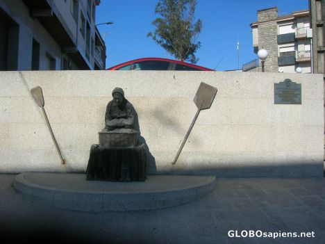 Postcard Monument to the baker