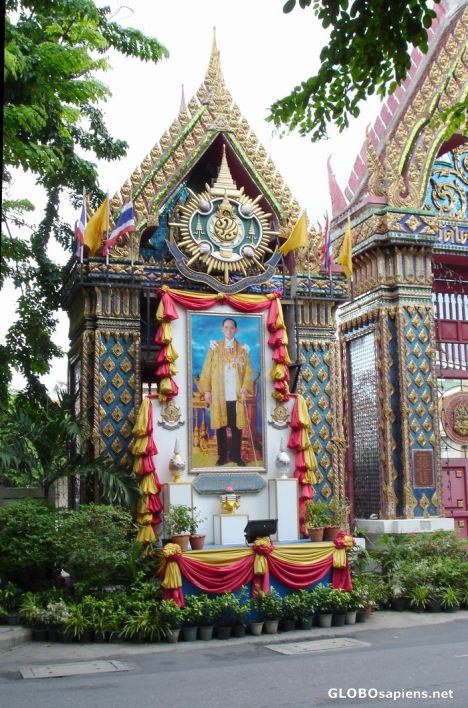 Postcard A Shrine dedicated to the King at Wat Traimit