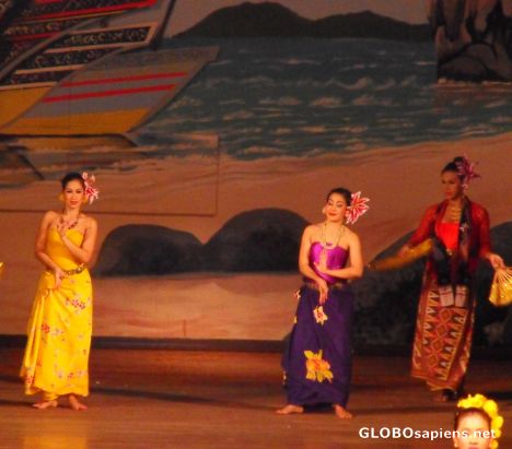 Postcard Thai women dancing