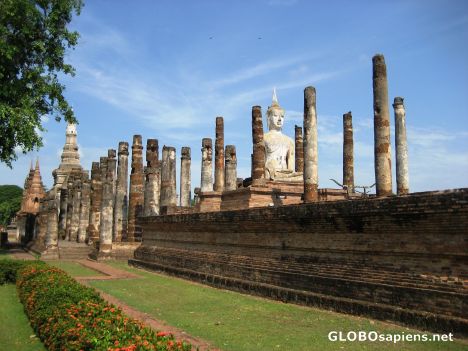 Wat Mahathat with the Palace behind