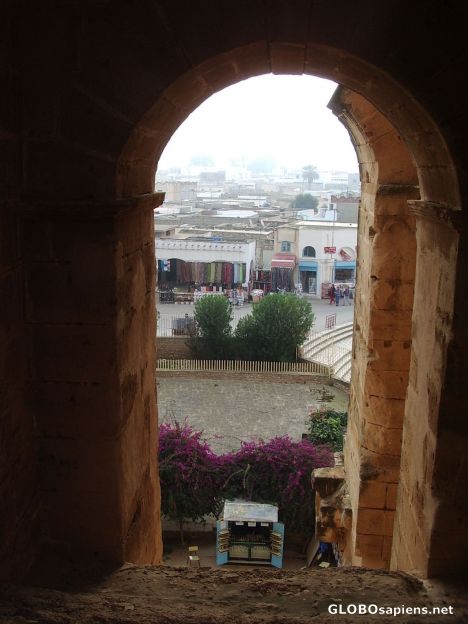 Postcard Peeking into the shop from the colosseum