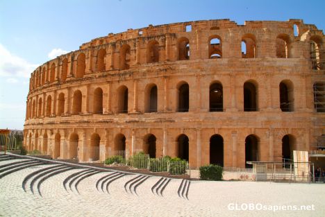 Postcard El Jem (TN) - the amphitheatre - on approach