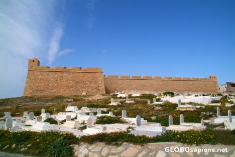 Postcard Mahdia (TN) - the fort and the cemetery