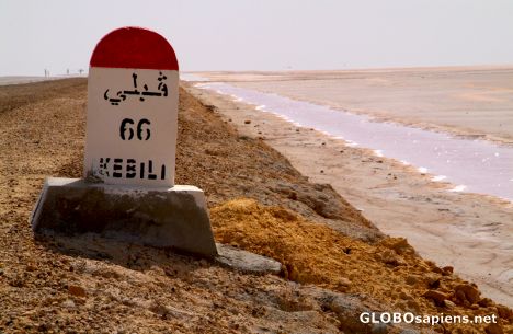 Postcard Chott el Jerid (TN) - milestone for the fracture