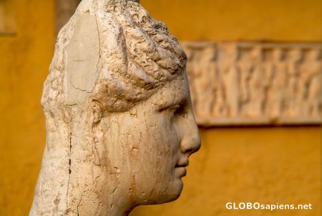 Postcard Carthage (TN) - a statue