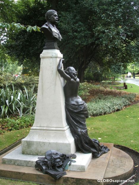 Postcard Mourning the passing of Arthur Sullivan