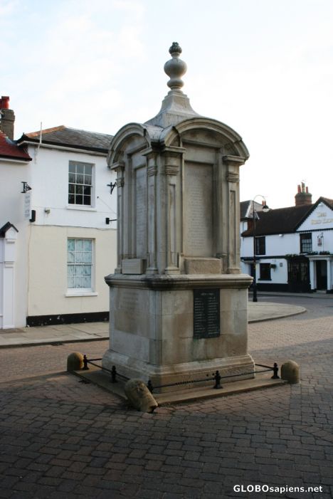 Postcard Statue in road-crossing