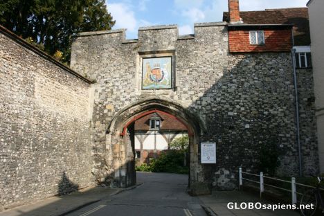 Postcard Kingsgate towards Cheyney court