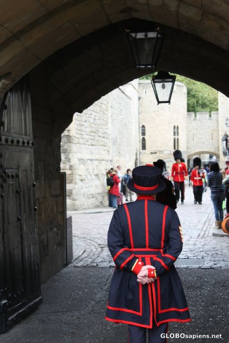 Postcard Beefeater meets bearskin hat