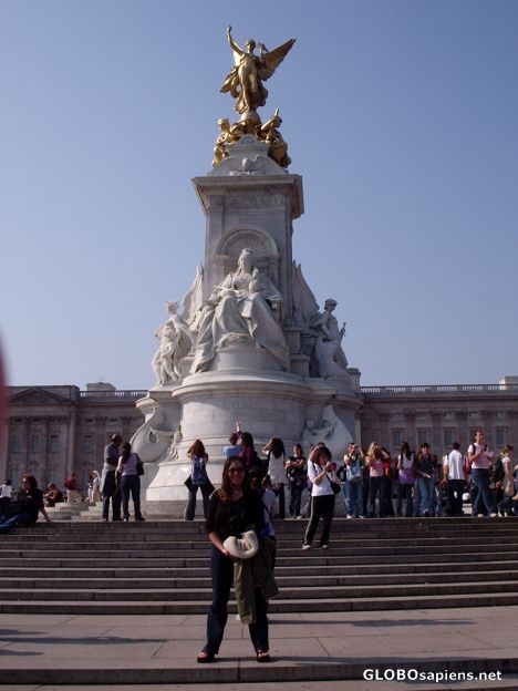 Postcard fountain in front of Buckingham Palace