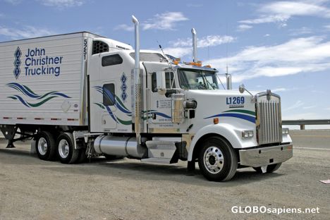 Postcard Powerful and magnificent American Kenworth truck