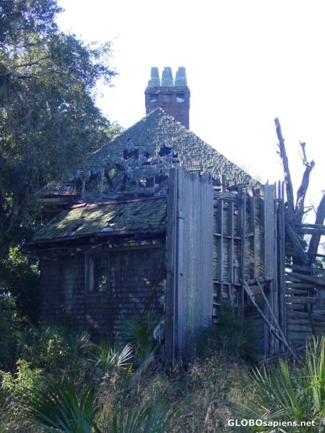 Postcard An old shack next to the castle
