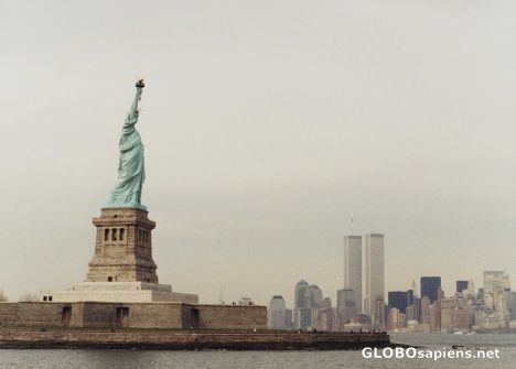 Postcard MANHANTAN AND MISS LIBERTY