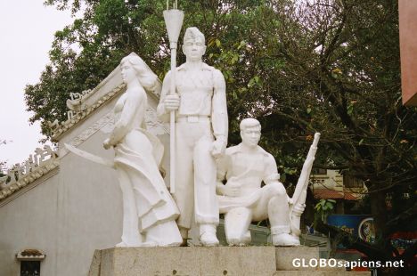 Postcard Statue of the people