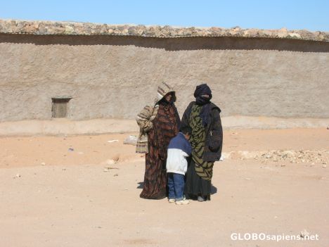 Free Sahrawi women and the boy