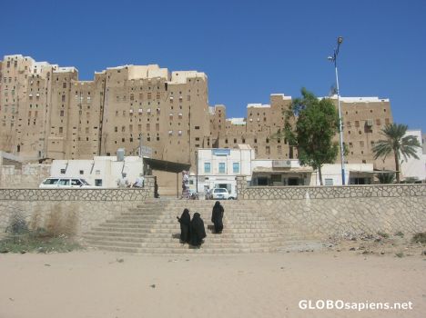 Postcard Women crossing Shibam
