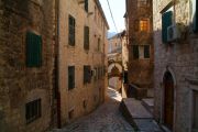 Narrow lane