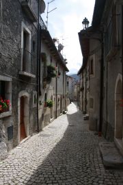 narrow streets in Opi