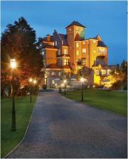 Hotel Schloß Mönchstein by twilight
(www.monchstein.at)